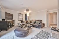 Top Floor Sandbanks Apartment with Free Parking just minutes from the Beach and Bars - Chambres d'hôtes Canford Cliffs