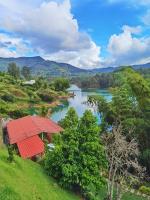 Descanso Bajo La Piedra Del Peñol - B&B Guatapé