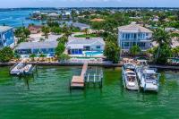 Private 3 bedroom waterfront Villa with pool - B&B