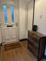 Cozy 3 Bed Home in Halifax with Secure Parking - Long & short stays welcome! - B&B