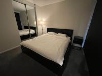 New modern 1BR apt near Dickson - B&B