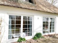 Weiße Reetdachkate - B&B Osterhever