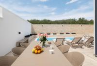 Villa Bellatrix 1 & 2 - two heated pools & jacuzzi - B&B Vrsi