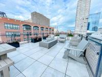 Bright 2BR Apt with Gym and Optional Parking Near Soldier Field, Museum Campus, McCormick Place - Chambres d’hôtes