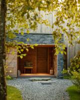 La Râu 663A - Riverside Mountain Chalet with Outdoor Jacuzzi - B&B Porumbacu de Sus