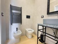 Zimmer mit Kingsize-Bett und Balkon