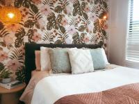 Rustling Oaks NZ Tropical Tiny House - B&B Tamahere