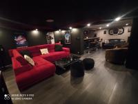 Charmante maison avec piscine chauffée, salle de cinéma et bar - B&B Auffargis