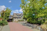 Upscale Character Home with Luxurious Amenities - B&B Victoria