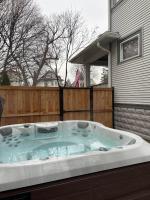 Historic Home with Outdoor Hot Tub Near Downtown in Public Transportation Hub - Chambres d'hôtes Chicago
