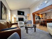 The Spruce Cape Collective - 5 Bed - House with Fireplace - B&B Kodiak