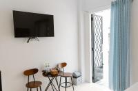 Habitación con cama grande y balcón