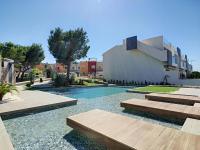 Balcon de la Laguna, Ground floor apt, stunning garden, pools - By OYOOSTAYS - B&B Torrevieja