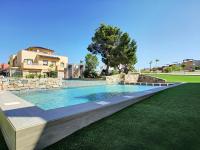 Balcon de la Laguna, Ground floor apt, stunning garden, pools - By OYOOSTAYS - B&B Torrevieja