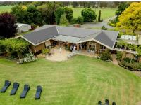 B&B Orbost - Boutique LUXE HomeStay Stunning VIEWS ! Villa - Bed and Breakfast Orbost