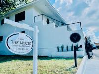 The Moose #5 - Modern Comfy Studio with King Bed, Free Parking & Fast WiFi - Bed and Breakfast