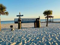 Feels like HOME escape, 1/2 Mile to beach - Bed and Breakfast Gulfport