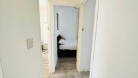 4 Bed Modern Home Close to City Center with Free on Street Parking Work Desk and Fast Internet - Ferienwohnung
