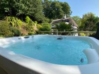 Forest Drove Cottage · Idyllic New Forest 6 Bedroom Thatched Cottage - B&B Ringwood