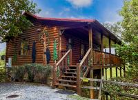 B&B Sevierville - Rustic Cabin, Fire Pit with HotTub, Mountain Views, Peaceful Location - Bed and Breakfast Sevierville