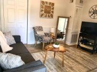In the Heart of Downtown Dunedin One Bedroom Apt NO KIDS, NO PETS - B&B