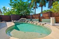 Holloways Beach Haven 4BR - Pool, 300 mtrs to beach - B&B Holloways Beach