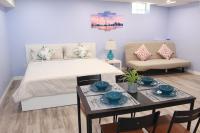 Estudio con cama extragrande y sofá cama