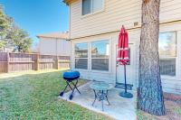 3 Mi to Downtown Conroe: Updated Townhome w/ Yard - B&B Conroe
