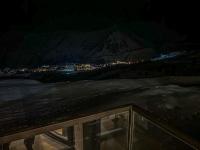 Apartment with Mountain View