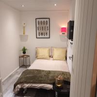 B&B Leeds - Le Hub - Roundhay Leeds - 1-Bed Studio & Ensuite - Bed and Breakfast Leeds