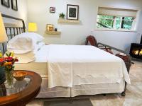 Robins Nest 10 min to Asheville Biltmore bkfst hot tub fireplace sparkling water - B&B Asheville