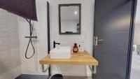 Appartement Premium avec Terrasse - Parking privatif Gratuit - Fibre Wi-Fi - À 2 min Centre-Ville Dole - Chambres d'hôtes Dole