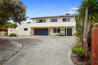 B&B Katikati - The Bowentown Bach - Waihi Beach Upstairs Unit - Bed and Breakfast Katikati