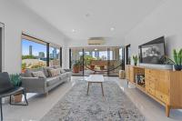 B&B Brisbane - Luxury 2-Bed Penthouse with Rooftop and Parking - Bed and Breakfast Brisbane