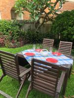 Stylish, Sunny & Spacious 2 Bedroom Apartment, Mosman - B&B