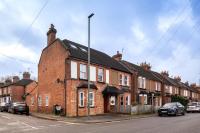 Family home in central Guildford with Parking - B&B