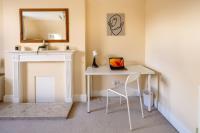 Guildford Station with Parking - Bed and Breakfast Stoughton