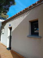 studio rénové dans résidence de vacances avec grande piscine chauffée, parking et terrasse - B&B