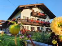 Schneiderhof Ferienwohnung mit Alpenblick - Bed and Breakfast