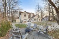Beach and Lake Access Family Poconos Home with Deck - B&B