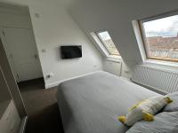 B&B The Hyde - Stunning Modern, Brand-New 1 Bed Flat Only 15 Mins To Central London - Bed and Breakfast The Hyde