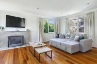 Sunlit Suburbia - A Breezy Abode in Glen Waverley - Ferienwohnung