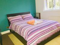 B&B Finchley - Stylish Queen-size Bed London Living with Free Parking in Super Host 5 Star Home - Bed and Breakfast Finchley