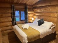 Mountain Edge Resort Lodge 3 with Hot Tub - Chambres d'hôtes Church Stretton
