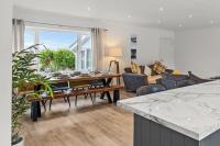 Treetops - Close to Beach Enclosed Garden - B&B