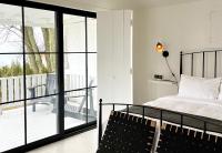 Zimmer mit Queensize-Bett und Balkon