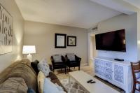 King Queen 2 Twins Sleeper Sofa Free Tennis Pool Beach Gear & Bike Rentals - B&B Hilton Head