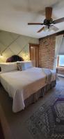 Habitación con cama extragrande.