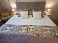 Zimmer mit Kingsize-Bett