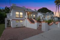 Beautiful Home Steps from the beach + Side Porch - B&B